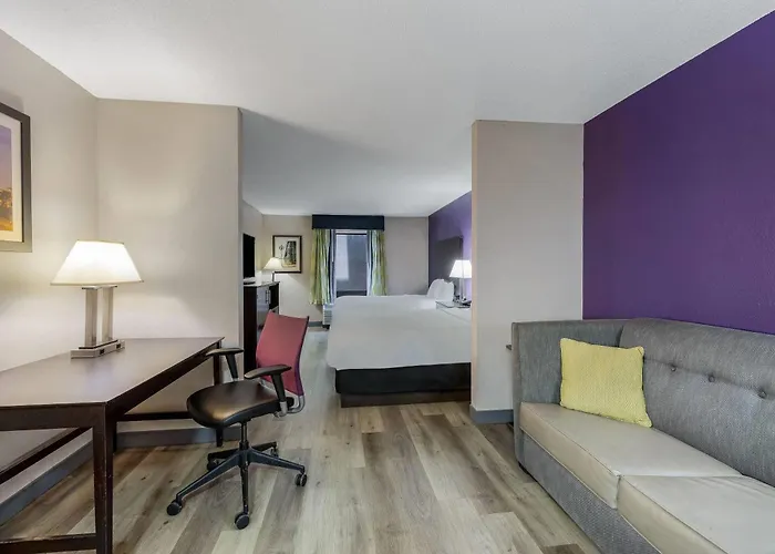 La Quinta Inn & Suites By Wyndham Louisville East